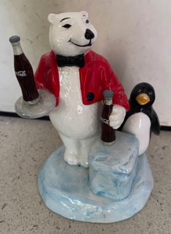 8090-1 € 15,00 coca cola beertje porselein vrienden pinguïn